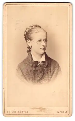 Fotografie Friedr. Hertel, Weimar, Schützengasse 5, Portrait junge Dame mit Flechtfrisur und Brille