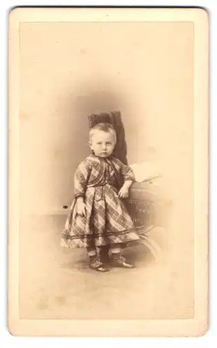 Fotografie C. Höpfner, Halle a. S., Portrait kleines Mädchen im karierten Kleid