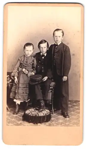 Fotografie Adolph Meiner, Zittau, Portrait zwei Jungen u. Mädchen in hübscher Kleidung