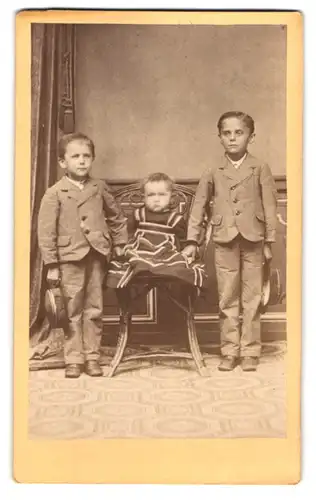 Fotografie unbekannter Fotograf und Ort, Portrait zwei Jungen und Mädchen in modischer Kleidung