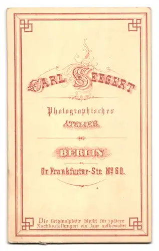 Fotografie Carl Seegert, Berlin, Gr. Frankfruter-Strasse 60, Portrait bürgerliche Dame im Kleid mit Haube
