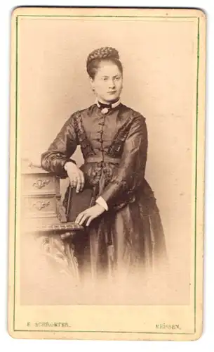 Fotografie E. Schroeter, Meissen, Obergasse 597, Portrait junge Dame im Kleid mit Buch