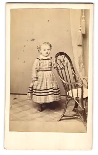 Fotografie unbekannter Fotograf und Ort, Portrait kleines Mädchen im karierten Kleid