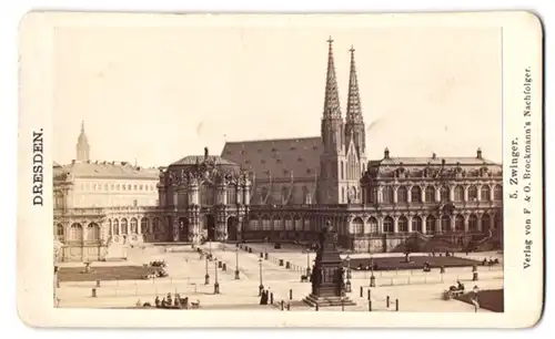 Fotografie F. & O. Brockmann's Nachfolger, Dresden, Ansicht Dresden, Zwinger mit Vorplatz & Denkmal
