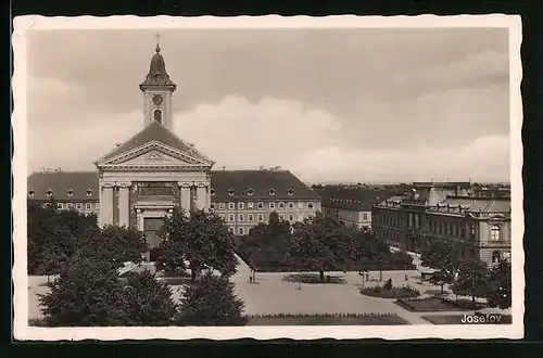 AK Josefstadt / Josefov / Jaromer, Strassenpartie mit Kirche