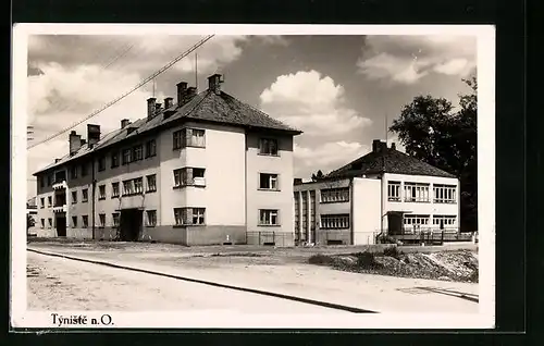 AK Tyniste n. O., Strassenpartie mit Gebäudeansicht