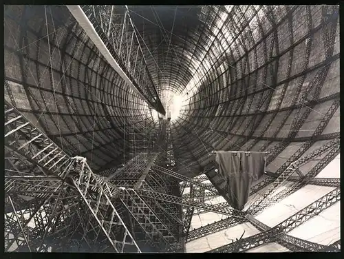 Fotografie Zeppelin im Bau, Innenleben eines Luftschiffes