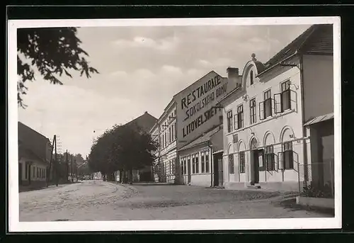 AK Kvasice, Strassenpartie mit Restaurant