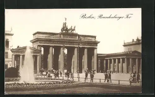 AK Berlin, Brandenburger Tor mit Fontäne