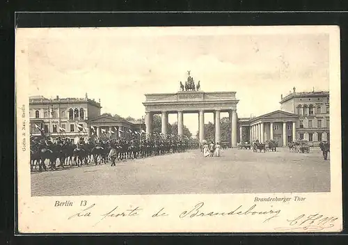 AK Berlin, Brandenburger Tor mit Soldatenparade