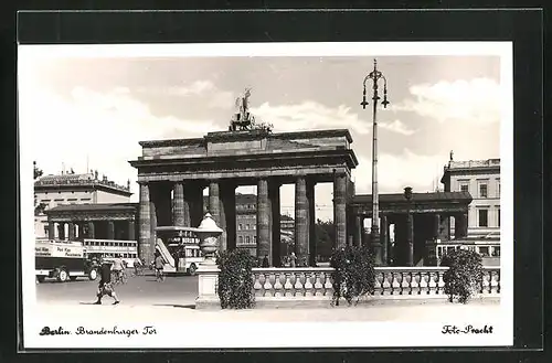 AK Berlin, Brandenburger Tor mit Bussen