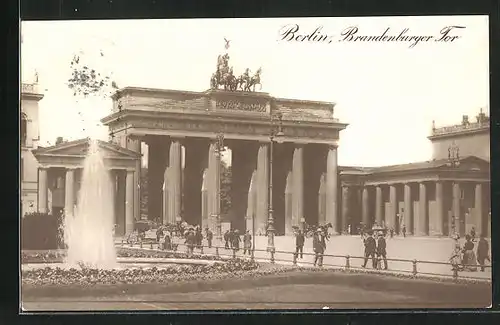 AK Berlin, Brandenburger Tor mit Fontäne