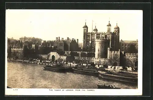AK London, The Tower of London from the Thames