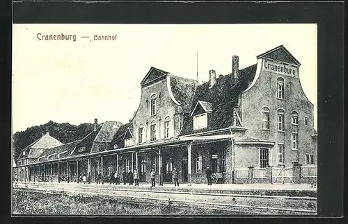 AK Cranenburg, Bahnhof mit Bahnbeamten und Fahrgästen