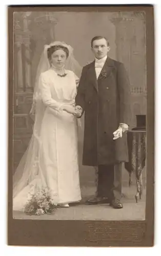 Fotografie Julius Grusche, Neugersdorf i. S., Hochzeitsfoto eines jungen Brautpaares