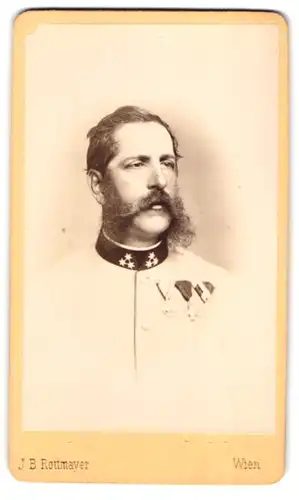 Fotografie J.B. Rottmann, Wien-Wieden, Maierhofgasse 19, Österr. Offizier in Uniform mit Orden - Ordenspange