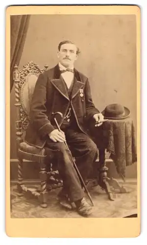 Fotografie unbekannter Fotograf und Ort, Veteran im Anzug mit Orden