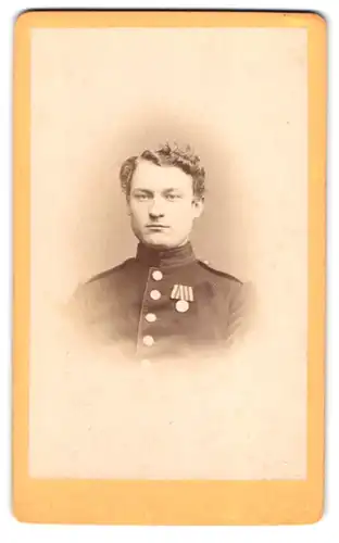 Fotografie Hermann Selle, Potsdam, Yorkstr. 4, Portrait Soldat in Uniform mit Orden