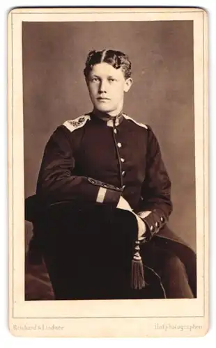 Fotografie Reichard & Lindner, Anclam, Peendamm, Uffz. in Uniform Grenadier-Rgt. 2