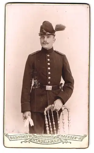 Fotografie H. Aug. Stadelmann, Dresden, Bischofsweg 56, Sächsischer Jäger in Uniform mit Tschako