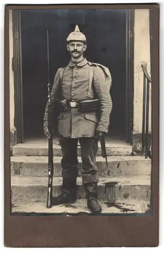 Fotografie unbekannter Fotograf und Ort, Kriegsausmarsch, Infanterist in Feldgrau Rgt. 47 mit Gewehr & Bajonett