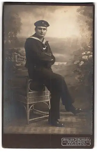 Fotografie J. Burger, Reutlingen, Karlsplatz 1, Matrose der kaiserlichen Marine in Uniform vor Studiokulisse