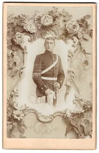 Fotografie unbekannter Fotograf und Ort, Garde-Soldat in Uniform mit Säbel, Ornamente & florale Verzierung