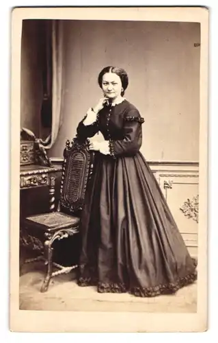 Fotografie C. Eulenstein, Leipzig, Portrait junge Dame im Kleid