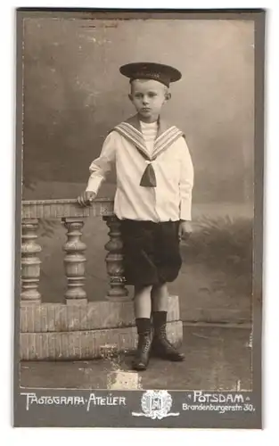 Fotografie Photograph. Atelier, Potsdam, Brandenburgerstrasse 30, Junge in Matrosenuniform mit Mützenband S. M. S. Iltis