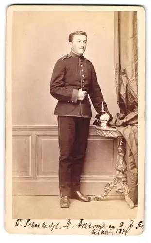 Fotografie W. Höffert, Dresden, Marienstrasse 10, Portrait Soldat in Uniform mit Pickelhaube