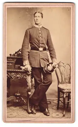 Fotografie Franz Ehrlich, Dresden, Königsbrückerstrasse 50, Portrait Soldat in Uniform mit Pickelhaube