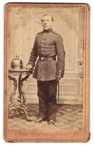 Fotografie A. Vogler, Berlin, Oranien-Strasse 185, Soldat in Uniform mit Pickelhaube