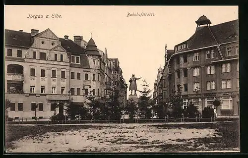 AK Torgau a. Elbe, Bahnhofstrasse mit Denkmal
