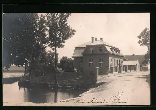 Foto-AK Zehun, Uferpartie mit Gebäudeansicht
