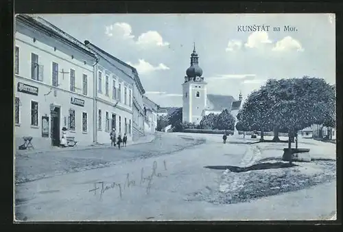 AK Kunstát na Mor., Hostinec, Strassenpartie mit Kirche