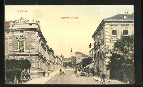 AK Znaim, Bahnhofstrasse mit Passanten