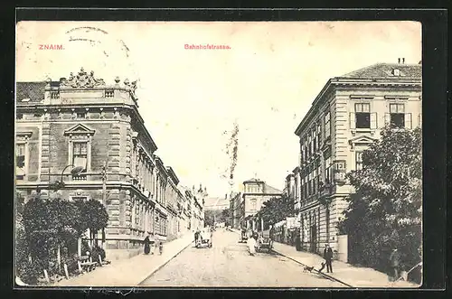 AK Znaim, Bahnhofstrasse mit Hotel