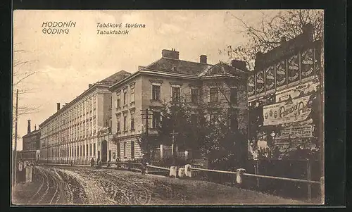 AK Göding, Strasse an der Tabakfabrik, Diverse Plakate