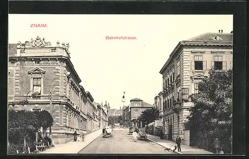 AK Znaim, Bahnhofstrasse gegen Kirche