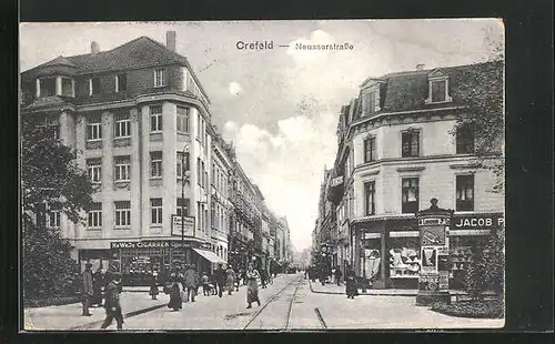 AK Krefeld, Neusserstrasse mit Geschäften und Litfasssäule