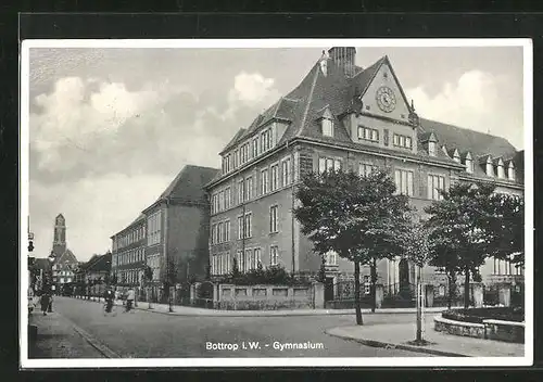 AK Bottrop i. W., Strassenpartie mit Gymnasium