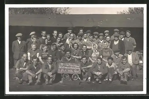 Foto-AK Chrast, Gruppe von Arbeitern mit einer Tafel