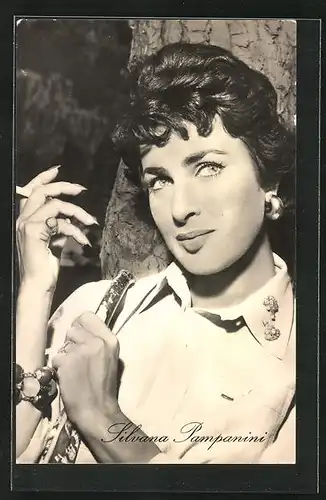 AK Schauspielerin Silvana Pampanini mit Zigarette in der Hand