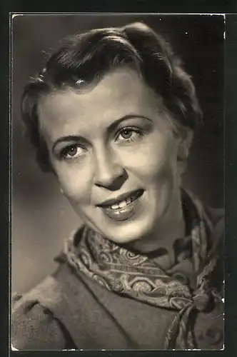 AK Schauspielerin Helga Göring blickt verträumt in die Ferne