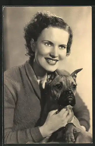 AK Schauspielerin Irene Korb mit Hund auf dem Arm