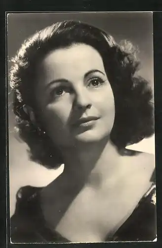 AK Schauspielerin Agi Meszáros blickt verträumt in die Ferne