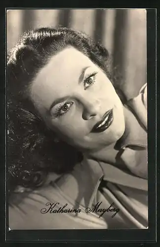 AK Schauspielerin Katharina Mayberg blickt verträumt in die Ferne