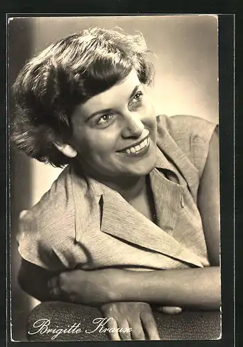 AK Schauspielerin Brigitte Krause mit fröhlichem Lächeln