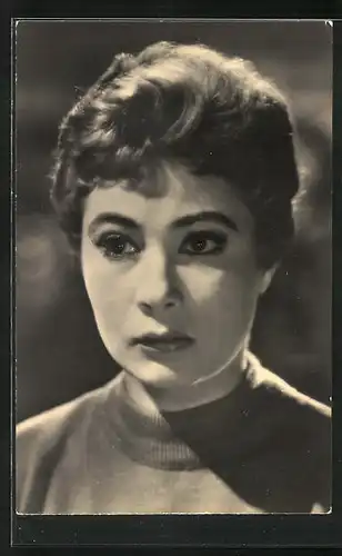 AK Schauspielerin Violetta Ferrari blickt nachdenklich in die Ferne