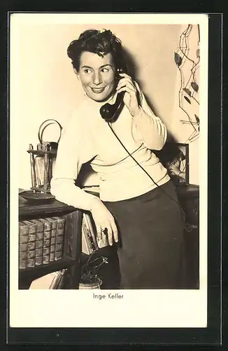 AK Schauspielerin Inge Keller mit Telefon in der Hand